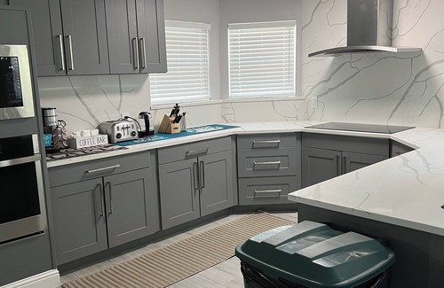 Lone Oak House | 5-bedroom house, pool, outdoor pizza oven, outdoor kitchen, lake view, secured