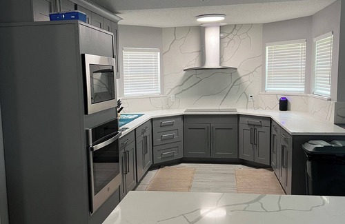 Lone Oak House | 5-bedroom house, pool, outdoor pizza oven, outdoor kitchen, lake view, secured