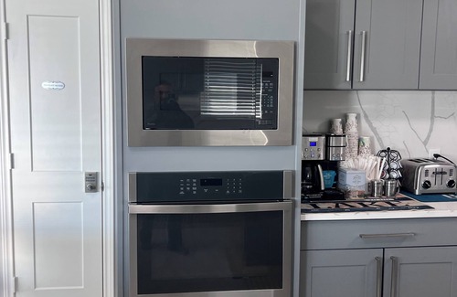 Lone Oak House | 5-bedroom house, pool, outdoor pizza oven, outdoor kitchen, lake view, secured