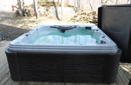 Domaine Nansen Ski Chalet | 5 Bedroom Luxury Ski & Golf Chalet - Private Hot Tub - Prime Ski in Ski Out
