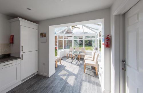 Heath House | 5 Bedroom Stunning House- Sleeps 14 with 11 Beds