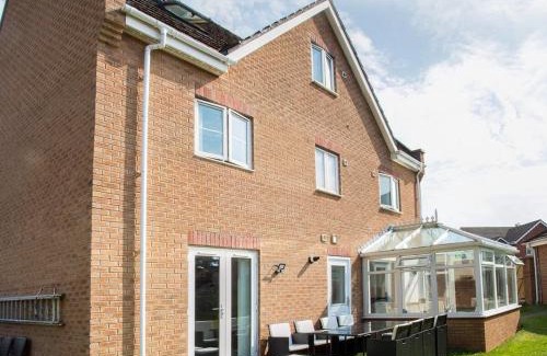 Heath House | 5 Bedroom Stunning House- Sleeps 14 with 11 Beds