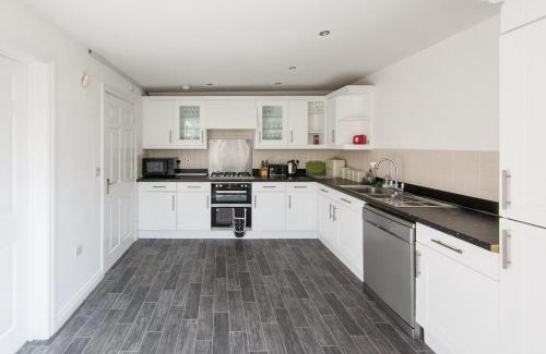 Heath House | 5 Bedroom Stunning House- Sleeps 14 with 11 Beds