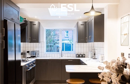 Shrewsbury House | 5 Bedroom Victorian Town House Perfect for Family Groups and Contractors