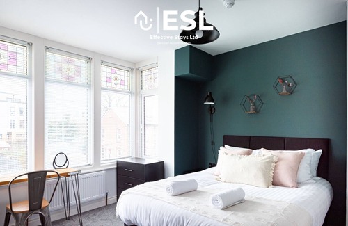 Shrewsbury House | 5 Bedroom Victorian Town House Perfect for Family Groups and Contractors
