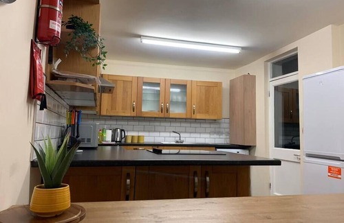 Uplands Apartment | 5 Bedrooms 4 Double rooms Smart Tv's in all rooms
