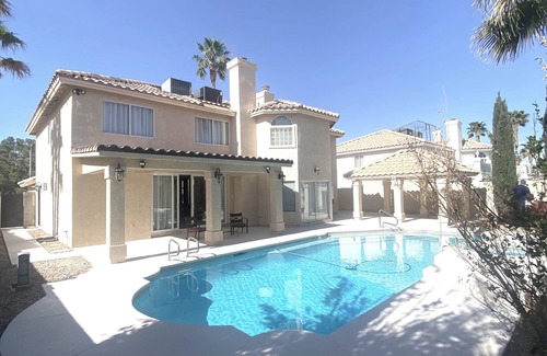 Green Valley House | 5 bedrooms home in the Greenvalley area. 30 days minimum rental/Pet Friendly