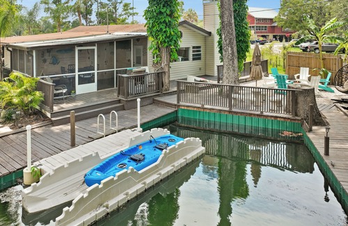 Weeki Wachee Gardens House | 5 Bedrooms - Spacious - 7 Kayaks - Firepit - 2 mins to Rogers Park - KING beds