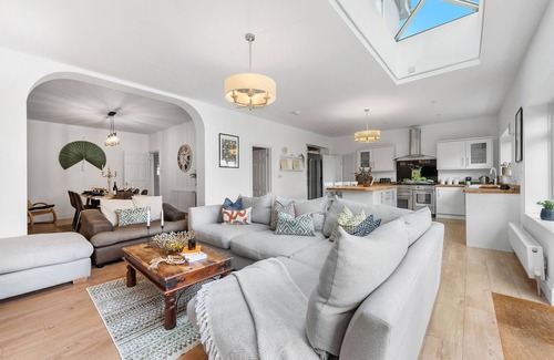 Waterlooville House | 5 BR House Sleeps 11, w/Parking - South Coast