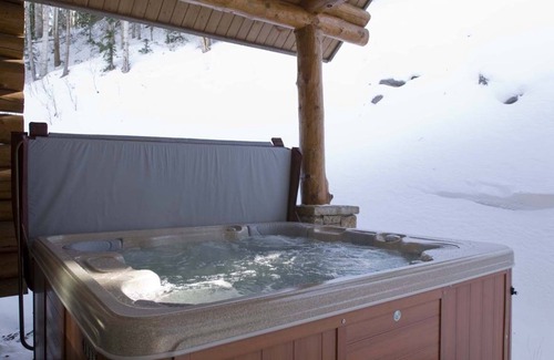 Mountain Village House | 5 BR + Loft Luxury Ski-in & Ski-out Log Home, stunning mountain views, hot tub