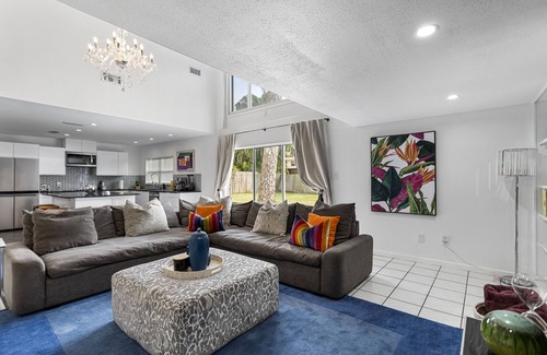 Bayhaven Villa | 5 BR Luxury Beach Villa: Heated Pool & Games Room, Modern Design