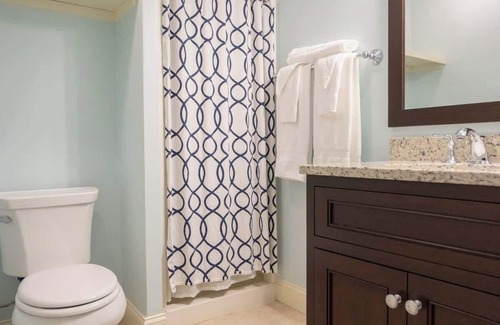Newport Hotel | #5 | Comfy Room w/Queen-bed