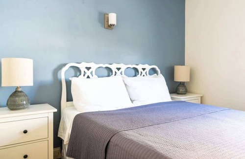 Newport Hotel | #5 | Comfy Room w/Queen-bed