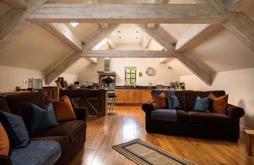Cauldon Low House | 5⭐️ EXCEPTIONAL BARN, HOT TUB, LOG BURNER, SUPPER ON ARRIVAL, BREAKFAST INCLUDED