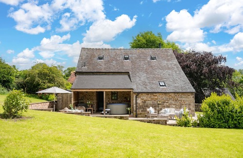 Cauldon Low House | 5⭐️ EXCEPTIONAL BARN, HOT TUB, LOG BURNER, SUPPER ON ARRIVAL, BREAKFAST INCLUDED