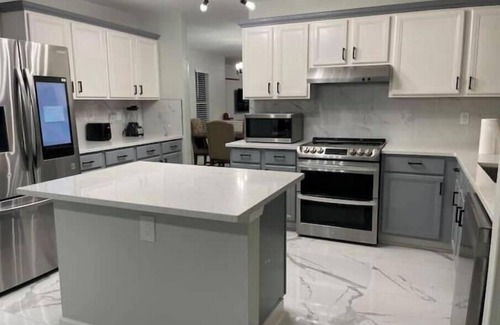 North San Antonio - SAT House | 5 king beds 155” 10 seat theater room & pool table