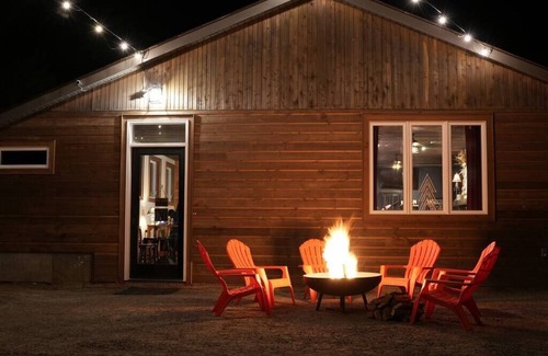 Algonquin Highlands Apartment | #5 Lodge Room (1 Queen Bed)