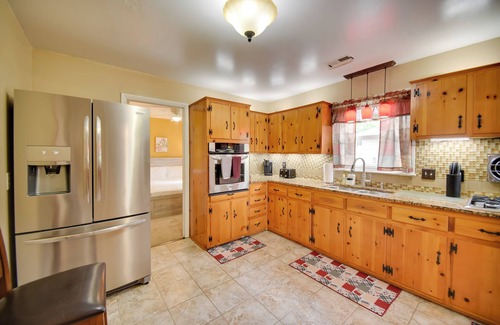 Hampton House | 5 Mi to Dtwn: Pet-Friendly Gem w/Yard in Hampton