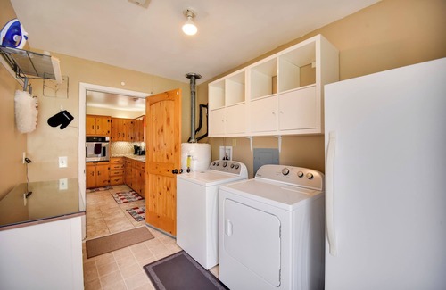 Hampton House | 5 Mi to Dtwn: Pet-Friendly Gem w/Yard in Hampton
