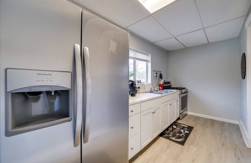 South Hills Apartment | 5 Mi to Dtwn: Pittsburgh Apt w/Balcony