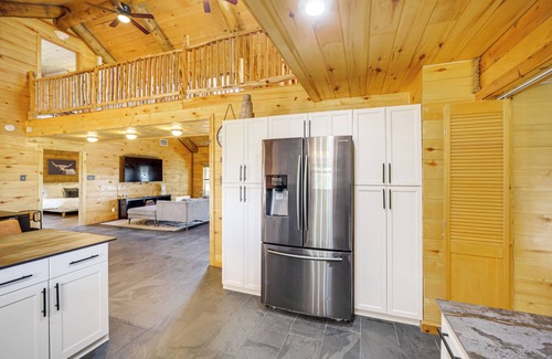 Dripping Springs Cabin | 5 Mi to Dtwn Dripping Springs: Cabin w/Jacuzzi!