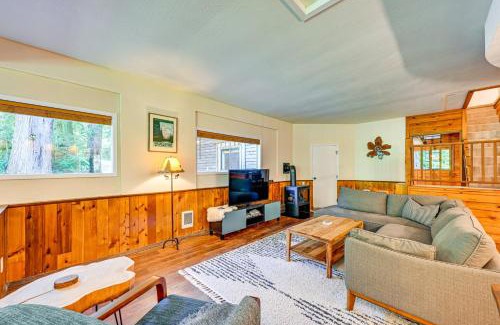 Paradise Estates House | 5 Mi to Mt Rainier Natl Park Cozy Cabin with Deck!