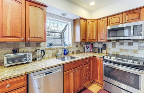 Lake Ridge House | 5 Mi to Potomac Mills: Cozy Family Home w/Deck!