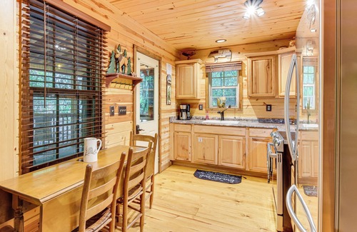 Sautee Nacoochee Cabin | 5 Mi to Unicoi State Park & Lake: Hot Tub Haven!