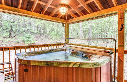 Sautee Nacoochee Cabin | 5 Mi to Unicoi State Park & Lake: Hot Tub Haven!