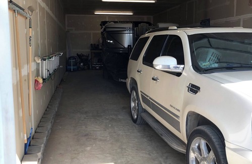 Pierre House | .5 mile to Lake Oahe boat access, 15 min from Pierre SD, wifi, oversized garage