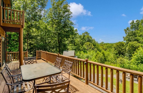 Rutherfordton Cabin | 5 miles to Tryon Equestrian Center large log cabin 4 Bedroom 2.5 bath