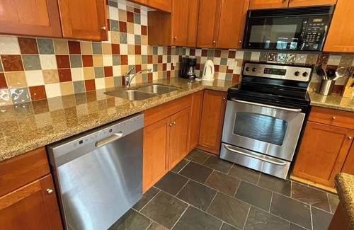 East Kootenay Condo | 5 Min. Drive to the Resort & Fernie. Hot Tub