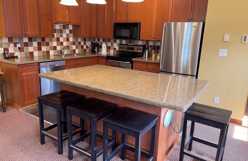 East Kootenay Condo | 5 Min. Drive to the Resort & Fernie. Hot Tub