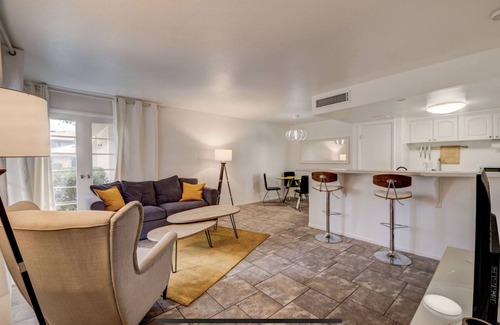 Paradise Condo | 5 Min from strip. Next UNLV, STRBCKS, Restaurants.