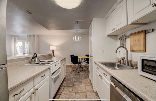 Paradise Condo | 5 Min from strip. Next UNLV, STRBCKS, Restaurants.
