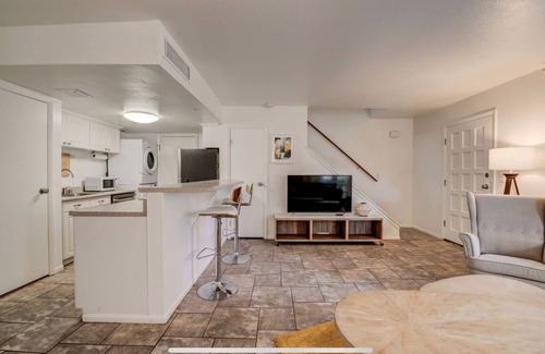 Paradise Condo | 5 Min from strip. Next UNLV, STRBCKS, Restaurants.