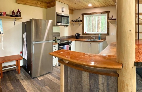 Golden Cabin | 5 min from town, great access to outdoor activities, quiet, plenty of space!