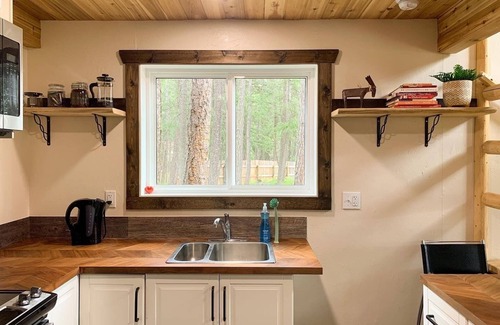 Golden Cabin | 5 min from town, great access to outdoor activities, quiet, plenty of space!