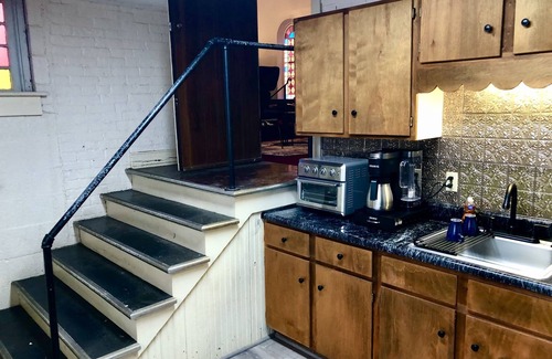 Clifton Forge Cabin | 5 min to Douthat, Stained Glass, Fall Foliage, King Bed, Fly Fishing, Fireplaces