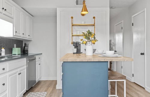 Gainesville Condo | 5 min to Gainesville City square, Washer & Dryer, Reserved Parking, 15+day only