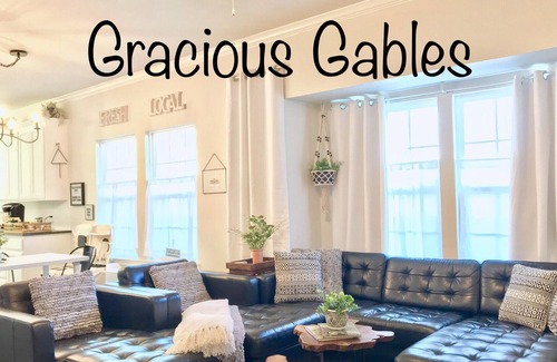 University House | 5 min to Magnolia Silos in Baylor Bubble! NICE amenities! Sparkling clean!