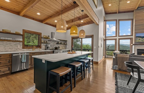 Bryson City Cabin | 5 Min to Polar Express - Rare Weekend Open! Luxe Cabin + Train Bunks