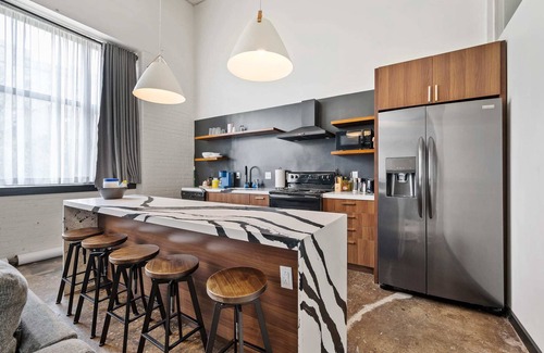 North Oakland Apartment | 5 min to UPMC Shadyside Oakland East Liberty, sleeps 6 unit 304