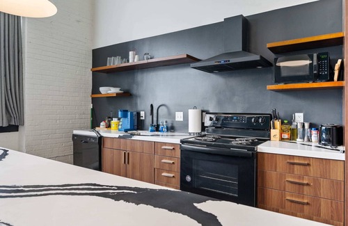 North Oakland Apartment | 5 min to UPMC Shadyside Oakland East Liberty, sleeps 6 unit 304