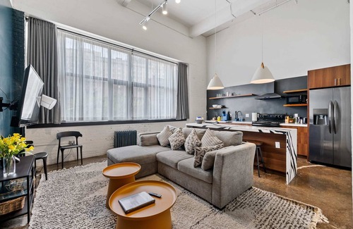 North Oakland Apartment | 5 min to UPMC Shadyside Oakland East Liberty, sleeps 6 unit 304