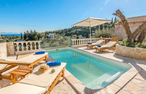 Longos Villa | 5-min walk to the beach, great views, BBQ