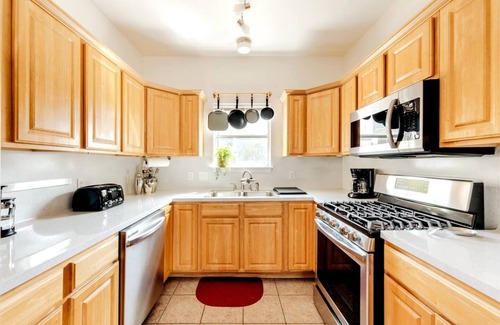 Chestnut House | 5 mins to best of ATX, Stocked kitchen, 4BR 2.5BA, Backyard, Grill, yard games