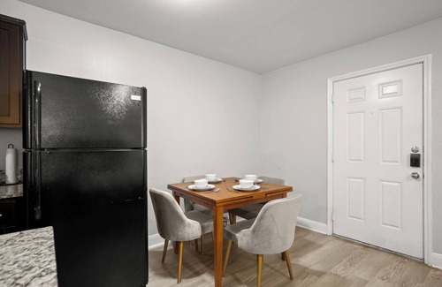 Hyde Park Apartment | 5 Mins to DT-500Mbps WiFi-Parking-W/D-KingBed-TV!