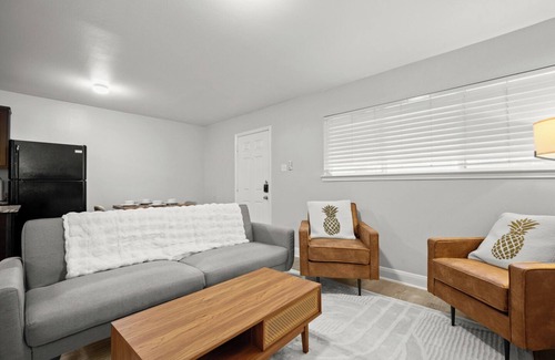 Hyde Park Apartment | 5 Mins to DT-500Mbps WiFi-Parking-W/D-KingBed-TV!