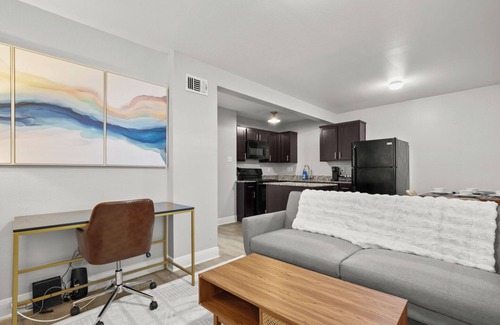 Hyde Park Apartment | 5 Mins to DT-500Mbps WiFi-Parking-W/D-KingBed-TV!